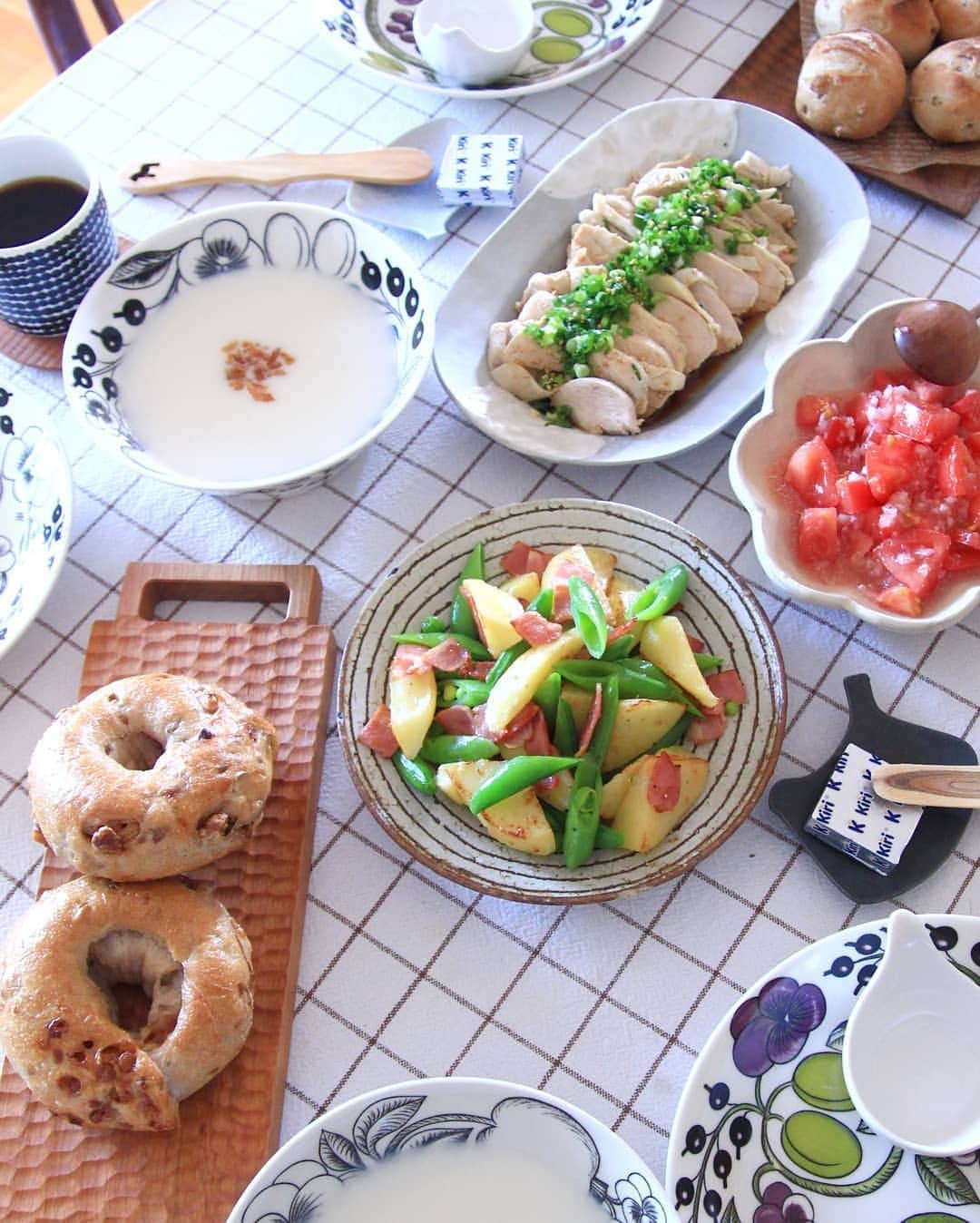 Satomiさんのインスタグラム写真 - (SatomiInstagram)「. 2020.5.24* . もう日曜日が終わってしまう･･･ 今日の #お昼ごはん です。 . @pand_stylebread の #冷凍パン と @boulangerielapain のベーグルで。 . 娘作の #よだれ鶏  スナップえんどう入りの #ジャーマンポテト 風 トマトと紫玉ねぎの #塩麹マリネ  #新玉ねぎのスープ . . リベイクした冷凍パンの美味しさにほっこり。 クリチを塗ったくるみとキャラメルのベーグルの 美味しさにうっとり。 たくさんの美味しいが詰まったお昼ごはんでした。 . 息子、毎日5時起きで早朝走りに出るのですが、 今日は出たのも少し遅めだったみたいだけど 8時を過ぎても帰ってこない･･･ ちょっと心配になってそわそわしていたところへ ハーフマラソンしてきた！と帰宅。 まさかの21キロですか😅 . 実は、寮から帰ってきている間に怪我をした息子。 程度は酷くなかったので、少しずつ走れてはいましたが、 なかなか本格復帰とはいかなかったみたいです。 焦る気持ちもあったんじゃないかな。 そこをじっと耐えて、調整してきたんだと思います。 今日はスピードは出していないそうですが、 この距離を走れて少し安心したかな。 水曜日の帰寮に間に合いそうで良かった。 向こうでみんなと一緒に無理なく走れますように。 どうか、大きな怪我だけはしないで欲しいと、 ただただ祈るばかりです。 . そんな息子、この1ヶ月でなんだか大きくなった？ 上半身が一回り大きくなった気がします。 ただそのタンクトップ、もういい加減やめてくれる？ だってこれ、140って🤣🤣🤣 この方、身長は170を超えております。 いつまで着る気なん！？笑 普通のちゃんとしたサイズの、あるんですよ。 なぜか数日に1度、この140タンクトップが 洗濯に出ています💧 寮にも持っていく気やろうか？？ もう生地もだいぶ薄くなってるよ～😂 . . #おうち時間 #さとみのごはん #キッチングラム  #フーディーテーブル #クラシル #マカロニメイト  #フーディストの春 #ロカリ #コッタ #おうちでパンド  #うつわ好き #ジョイスオンザテーブル #パラティッシ  #スヴェイルファニチャー #イイホシユミコ  #楠田純子 #後藤国義 #マリメッコ  #instafood #wp_deli_japan #iegohanphoto  #lin_stagrammer #stayhome #lunch #instafood . .」5月24日 23時44分 - satomi614