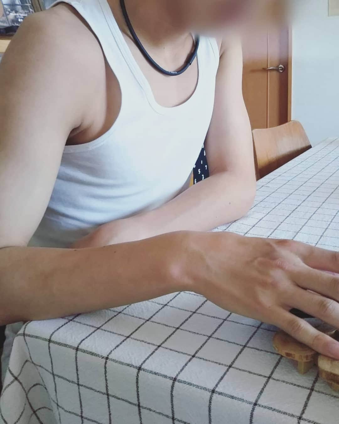 Satomiさんのインスタグラム写真 - (SatomiInstagram)「. 2020.5.24* . もう日曜日が終わってしまう･･･ 今日の #お昼ごはん です。 . @pand_stylebread の #冷凍パン と @boulangerielapain のベーグルで。 . 娘作の #よだれ鶏  スナップえんどう入りの #ジャーマンポテト 風 トマトと紫玉ねぎの #塩麹マリネ  #新玉ねぎのスープ . . リベイクした冷凍パンの美味しさにほっこり。 クリチを塗ったくるみとキャラメルのベーグルの 美味しさにうっとり。 たくさんの美味しいが詰まったお昼ごはんでした。 . 息子、毎日5時起きで早朝走りに出るのですが、 今日は出たのも少し遅めだったみたいだけど 8時を過ぎても帰ってこない･･･ ちょっと心配になってそわそわしていたところへ ハーフマラソンしてきた！と帰宅。 まさかの21キロですか😅 . 実は、寮から帰ってきている間に怪我をした息子。 程度は酷くなかったので、少しずつ走れてはいましたが、 なかなか本格復帰とはいかなかったみたいです。 焦る気持ちもあったんじゃないかな。 そこをじっと耐えて、調整してきたんだと思います。 今日はスピードは出していないそうですが、 この距離を走れて少し安心したかな。 水曜日の帰寮に間に合いそうで良かった。 向こうでみんなと一緒に無理なく走れますように。 どうか、大きな怪我だけはしないで欲しいと、 ただただ祈るばかりです。 . そんな息子、この1ヶ月でなんだか大きくなった？ 上半身が一回り大きくなった気がします。 ただそのタンクトップ、もういい加減やめてくれる？ だってこれ、140って🤣🤣🤣 この方、身長は170を超えております。 いつまで着る気なん！？笑 普通のちゃんとしたサイズの、あるんですよ。 なぜか数日に1度、この140タンクトップが 洗濯に出ています💧 寮にも持っていく気やろうか？？ もう生地もだいぶ薄くなってるよ～😂 . . #おうち時間 #さとみのごはん #キッチングラム  #フーディーテーブル #クラシル #マカロニメイト  #フーディストの春 #ロカリ #コッタ #おうちでパンド  #うつわ好き #ジョイスオンザテーブル #パラティッシ  #スヴェイルファニチャー #イイホシユミコ  #楠田純子 #後藤国義 #マリメッコ  #instafood #wp_deli_japan #iegohanphoto  #lin_stagrammer #stayhome #lunch #instafood . .」5月24日 23時44分 - satomi614