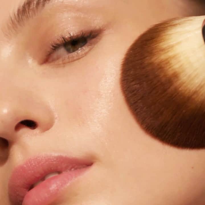 ドゥラメールのインスタグラム：「Sweeping beauty. Cast a golden glow with NEW Limited-Edition The Bronzing Powder. Expert tip: apply on high points for a natural, sun-touched look.」