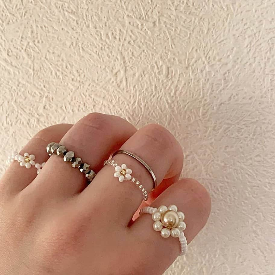 ローリエプレス編集部さんのインスタグラム写真 - (ローリエプレス編集部Instagram)「💍﻿ ﻿ 韓国で流行っている#ビーズリング をハンドメイドで手作りするおしゃれ女子が急増中〜♡﻿ ﻿ お花のリングやシンプルなリングなど、とにかくビーズのキラキラ感がかわいすぎる👀💓💓﻿ ﻿ 涼しげでこれからの時期にもぴったり❤️﻿ ﻿ ぜひみんなもチェックしてね♩﻿ ﻿ ﻿ ﻿ ❤Thank you❤﻿ @2000_mg ﻿ @ayu9403_ ﻿ @a.c.o__ ﻿ @i__ur____ ﻿ @kg_ayk ﻿ @ao__.79 ﻿ @mkxxlll ﻿ ﻿@piso.1.3 ﻿ ﻿ #laurierpress_fashion﻿ ﻿ ﻿ ﻿ ﻿ ローリエプレスでは、すてきな投稿をリポストします🌸﻿ あなたの投稿に @laurier_press をタグづけしてね💕リポストさせてもらうかも🙊💭 ﻿ ﻿ みんながステイホーム週間に知りたいことも募集中！この投稿のコメントで教えてね💕﻿ ﻿ ﻿ ﻿ ﻿ #ローリエプレス #laurierpress」5月24日 23時42分 - laurier_press