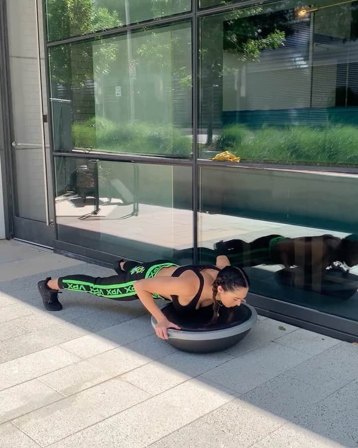 ホープ・ビールのインスタグラム：「Sprints remind me of high school, anyone else? I ran so much when I was younger and now that I have to get creative with my workouts I’m starting to love it again. @Redline_Energy fully dosed with 20,177mg of active ingredients for muscle building! @BangEnergy.CEO @BangRevolution.Apparel #redline #bangenergy #energydrink」