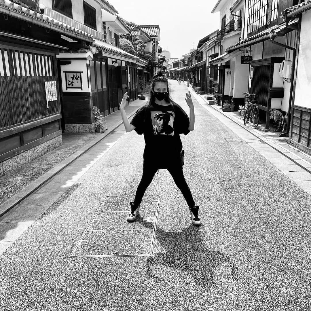 DJ JUICYのインスタグラム：「〜Reality is wrong. Dreams are for real.〜 現実より夢こそ本物❕❕❕ 🖖😎🖤 #2pac#juicy#fashion#black#white#nike#dreams」
