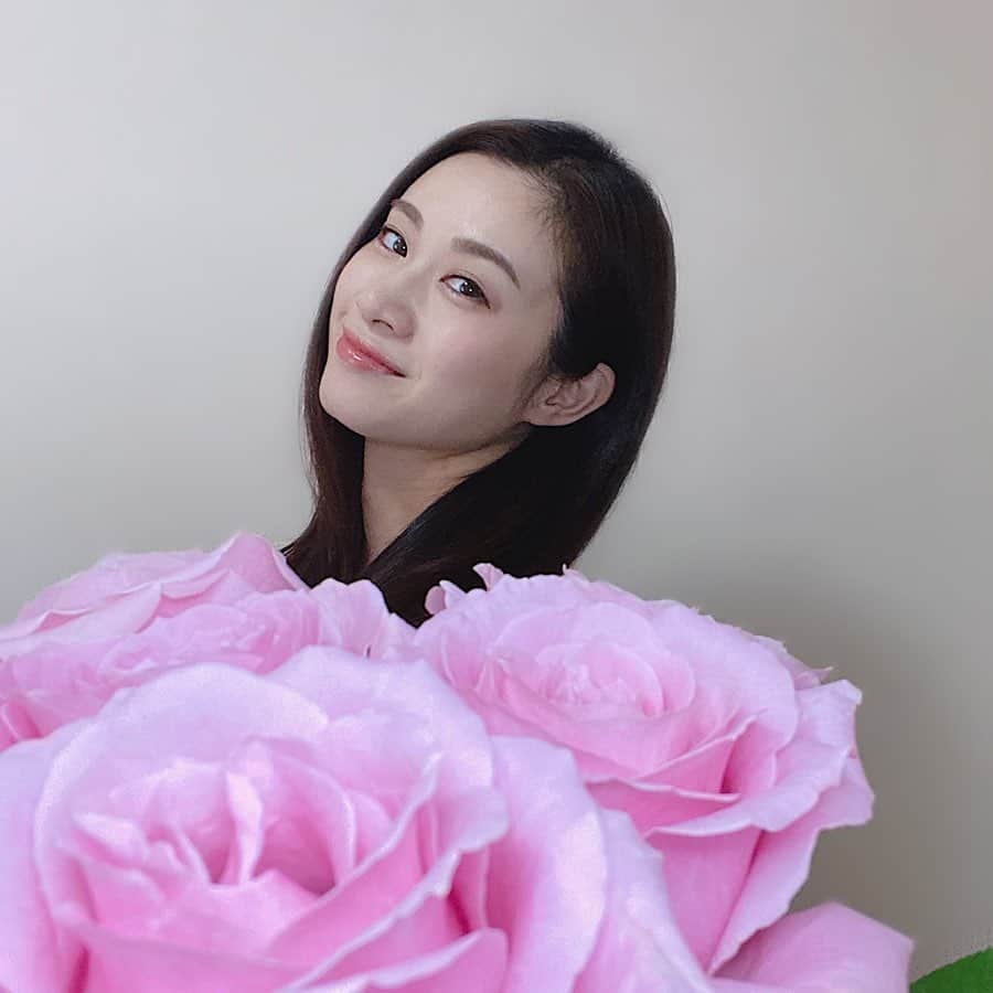 鈴木芳奈のインスタグラム：「‪本日、5月25日、誕生日を迎えました🎊‬ ‪いつも応援してくださってるみなさん、関係者のみなさん、一緒に頑張ってくれてる事務所のみなさん、そして産んでくれた両親、大切な仲間、地球上のみんなーw‬ ‪皆さんのおかげで愛に満ちた今があります。 皆さんとの出会いが本当に奇跡で、皆さんが宝物です。私にとってとても大切です。 今年一年もさらに感動と勇気を届けられるように頑張っていきます！ 最近、出逢った好きな言葉 「頑張ることは繋がる」 いつもありがとう。‬ これからも一緒に、楽しい日々をおくっていこー！！！ ‪ #橘芳奈 #誕生日 #大人の階段のぼる‬ #525 #生きてることが奇跡  #みんなにありがとう #感謝 #happybirthday」