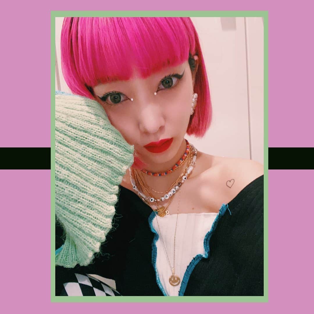 のインスタグラム：「💋🧠🔮 LOVE FASHION LOVE YOURSELF💕 TOPS #vintage BOTTOM @jouetie_official  BAG @viktorandrolf @melissaoficial  EARRING @liquem.tokyo @takashipom アイメイクは白ラインを重ねて。 @maccosmetics @maccosmeticsjapan  いつもと違うメイクだったりを沢山挑戦出来たお家時間 新しい発見、新しい一面、分かっているつもりで居たけど案外知らない自分もまーだまだある。」