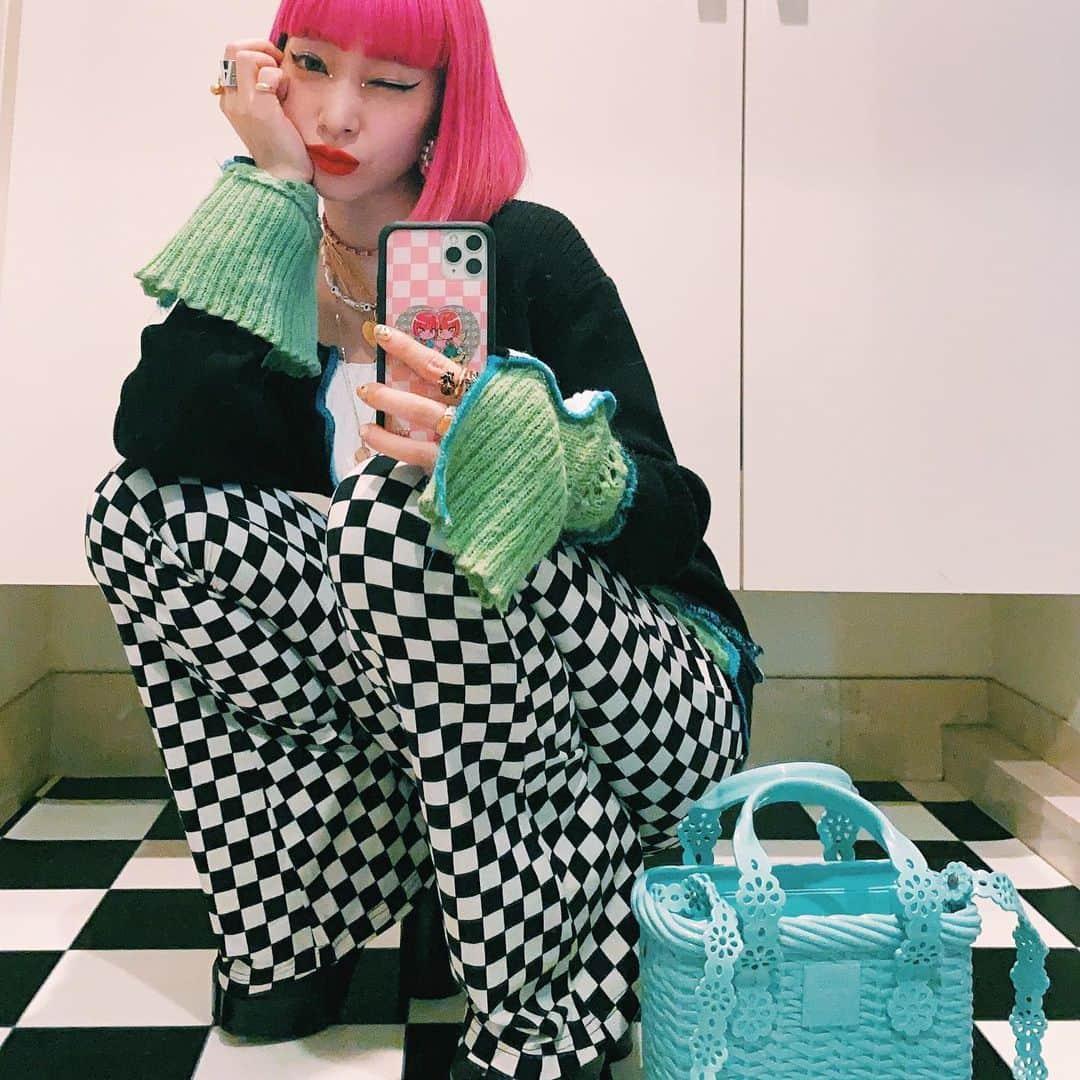 AYAさんのインスタグラム写真 - (AYAInstagram)「💋🧠🔮 LOVE FASHION LOVE YOURSELF💕 TOPS #vintage BOTTOM @jouetie_official  BAG @viktorandrolf @melissaoficial  EARRING @liquem.tokyo @takashipom アイメイクは白ラインを重ねて。 @maccosmetics @maccosmeticsjapan  いつもと違うメイクだったりを沢山挑戦出来たお家時間 新しい発見、新しい一面、分かっているつもりで居たけど案外知らない自分もまーだまだある。」5月25日 0時06分 - ayaxxamiaya