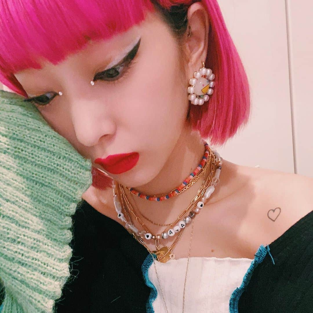 AYAさんのインスタグラム写真 - (AYAInstagram)「💋🧠🔮 LOVE FASHION LOVE YOURSELF💕 TOPS #vintage BOTTOM @jouetie_official  BAG @viktorandrolf @melissaoficial  EARRING @liquem.tokyo @takashipom アイメイクは白ラインを重ねて。 @maccosmetics @maccosmeticsjapan  いつもと違うメイクだったりを沢山挑戦出来たお家時間 新しい発見、新しい一面、分かっているつもりで居たけど案外知らない自分もまーだまだある。」5月25日 0時06分 - ayaxxamiaya