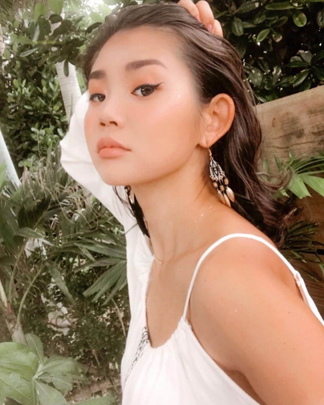 のインスタグラム：「大粒ラメシャドウ✨･*. 目頭と頬骨の高い所に乗せると立体感と透明感が🚿 前回載せてた @celefit.jp  のBELLAコレクションアイシャドウパレットから、4色のミニパレット出たから、全カラーGetしました🌈 今日はピンク系のパレット(写真5枚目)でアイメイクして、写真4枚目左上のラメでポイントメイクしてみました👩🏽‍🎨 韓国コスメだからQoo10と楽天で買えるよ〜♥️ あと、6月にアイシャドウのBIGSALEするらしいよっ🥳🥳🥳 https://www.qoo10.jp/g/675882182 https://item.rakuten.co.jp/celefitclub/10000016/  #celefit #celefit_official #韓国コスメ #qoo10 #cosmetics #eyeshadow #アイシャドウパレット #アイシャドウ #bella #model #ラメシャドウ #キラキラアイシャドウ」