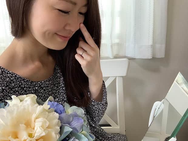 花田浩菜のインスタグラム：「#おうち美容 🏠 . . #シミ対策 に少し前に紹介もした 🌹アバンタイム トーンショットクリーム🌹👩 . 今もスキンケアの1番最後のシミケアグッズは変わらずこれ🙌 これのお気に入りポイントは、皮膚科でも処方されているハイドロキノンが成分の中に入っていて、中でも低刺激で浸透力が高い『安定型ハイドロキノン』が配合されているところ。クリニックで処方されるのと同じ成分が入っているのは個人的に信頼度が高いなと思って使っています🙌😊😊 . . クリーム状で気になる箇所にピンポイントに塗りやすく、叩き込むようにトントンして乗せています👍しみたりもせず、浸透してくれる感じが◎ 昼に使う（というより外に出るなどする時）時は紫外線の影響を受けやすくなってしまうので日やけ止め必須です🙆‍♀️ 最近何を使うにも何を選ぶにも#エイジングケア に特化したものばかりですが w、クリニックに行かなくてもおうちでケアできるグッズは本当に助かっています✨ . . #アバンタイムクリーム #ハイドロキノン #美白　 #PR #ポイントケア #シミ対策 #ニキビ跡 #スキンケア #ママ美容 #おうち時間 #おうち時間を楽しむ #男の子ママ #女の子ママ #l4l #happy #happydays」
