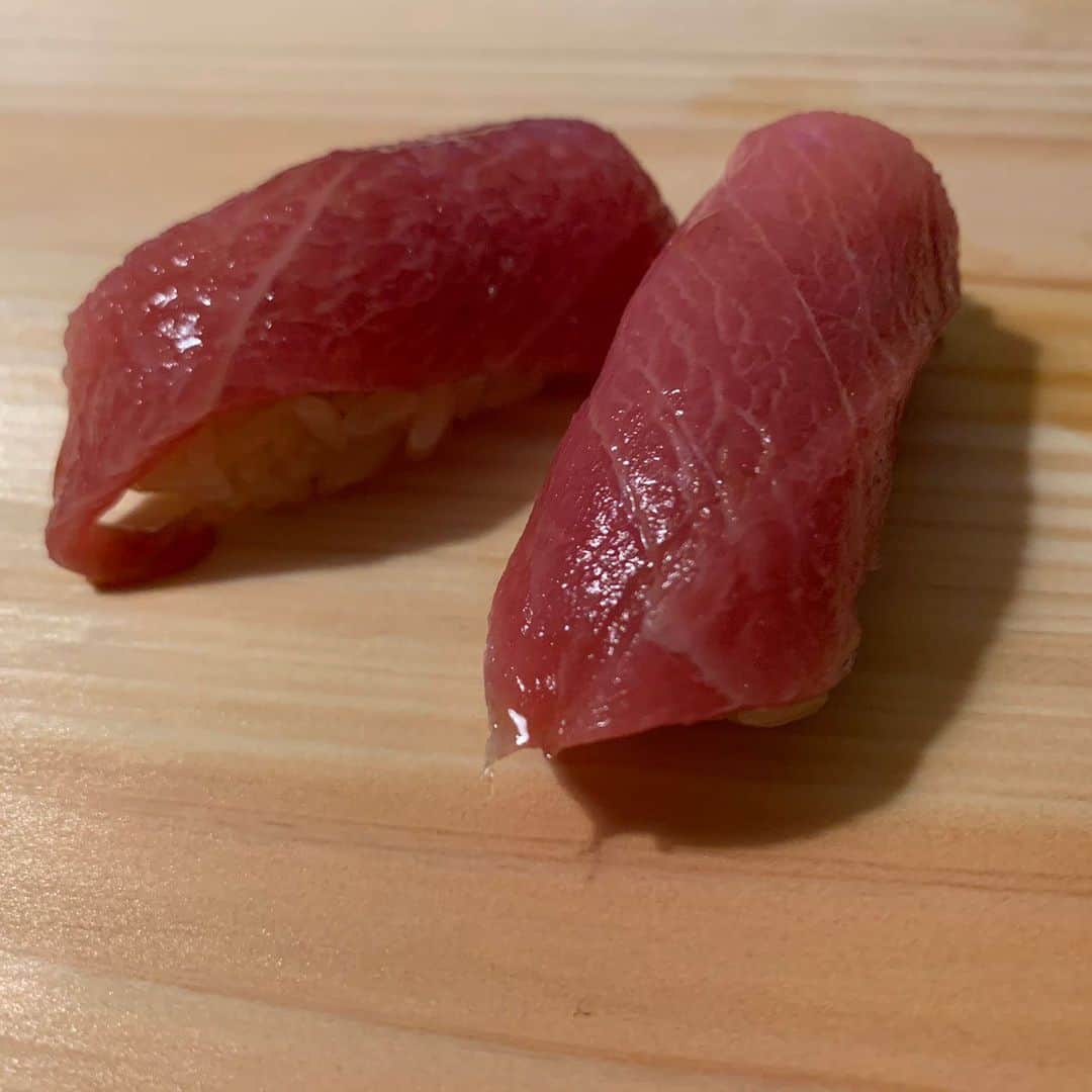 神田穣のインスタグラム：「鮨神田  中トロ  真子鰈  いかがでしょうか？🍣 #sushi #sushilovers #鮨 #寿司 #tuna #🍣　#handmade」
