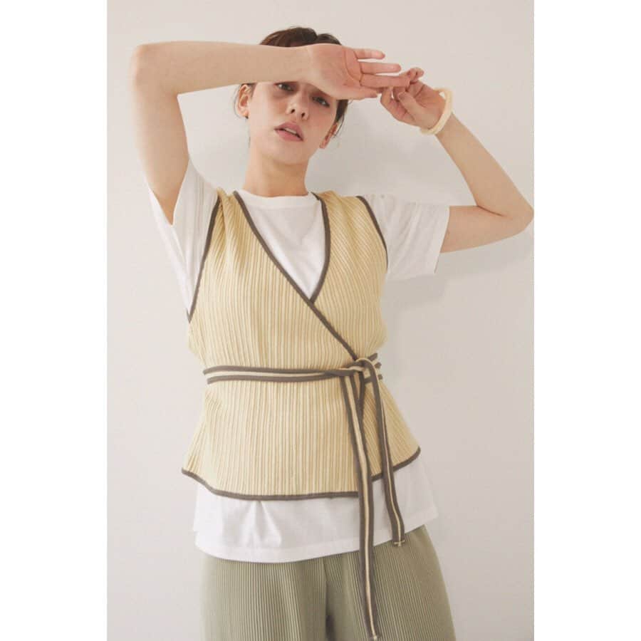 アヴァンリリィのインスタグラム：「RECOMMEND ITEM ㅤㅤㅤㅤㅤㅤㅤㅤㅤㅤㅤㅤㅤ SHEL'TTER WEBSTOREにて発売中🚚 ㅤㅤㅤㅤㅤㅤㅤㅤㅤㅤㅤㅤㅤ ：TOPS パイピングビスチェ付きトップス Price.¥5,990+tax No.180DS880-2580 ㅤㅤㅤㅤㅤㅤㅤㅤㅤㅤㅤㅤㅤ ：PANTS 楊柳プリーツパンツ Price.¥5,990+tax No.180DS831-3160 ㅤㅤㅤㅤㅤㅤㅤㅤㅤㅤㅤㅤㅤ ：BANGLE 7角形アクリルバングル Price.¥2,990+tax No.180DS856-1480 ㅤㅤㅤㅤㅤㅤㅤㅤㅤㅤㅤㅤㅤ ：SHOES ストラップサンダル Price.¥5,990+tax No.180DS655-0840 ㅤㅤㅤㅤㅤㅤㅤㅤㅤㅤㅤㅤㅤ 画像をタップで商品詳細をご覧いただけます🔍 _______________________________________________________ #AVANLILY #アヴァンリリィ」