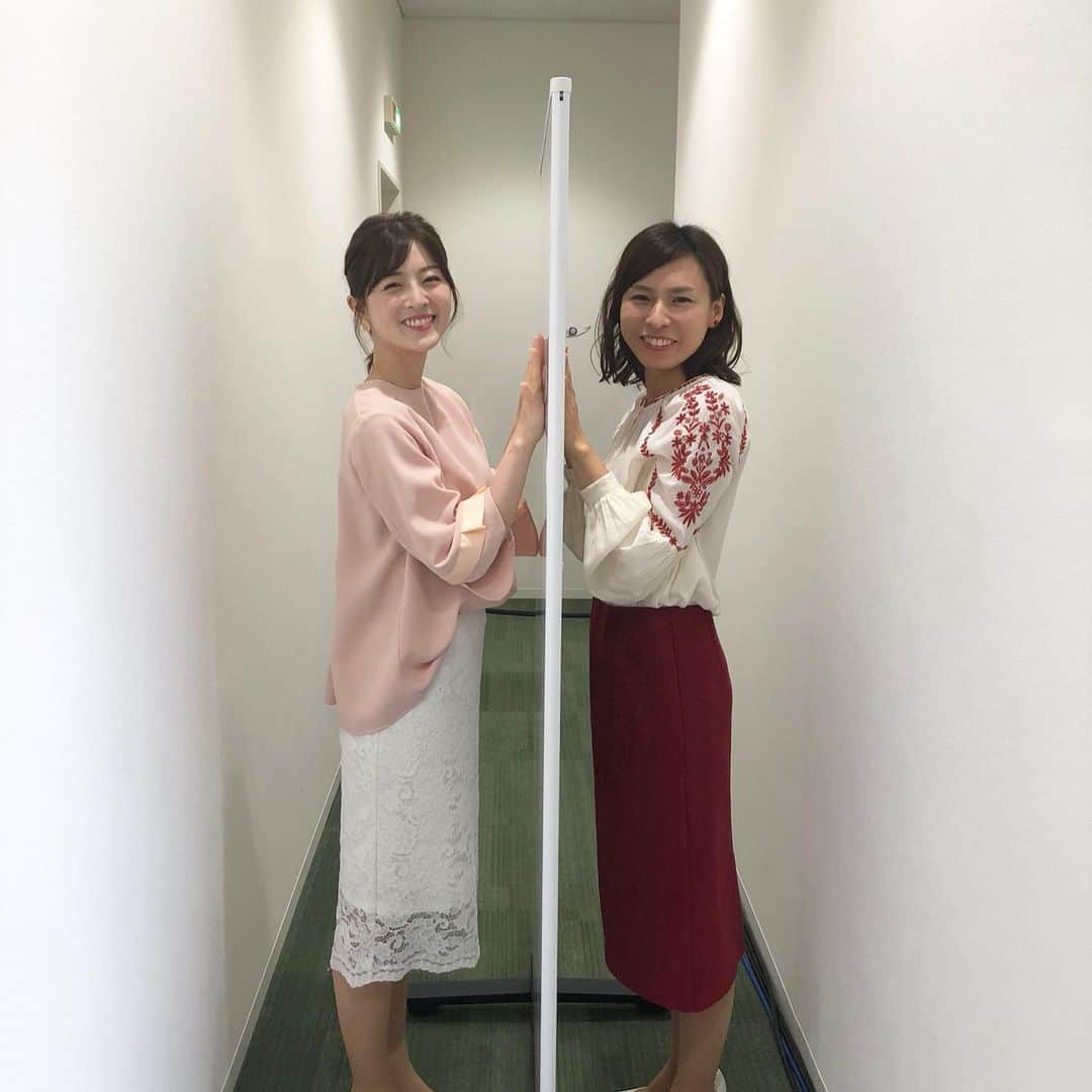中村秀香のインスタグラム：「今朝は #すまたん お天気担当でした☀️ .  ボードをはさんで、久しぶりに近い距離で一緒に写真を撮ってみました🤳 .  明日も #すまたん よろしくお願いします☺️✨」