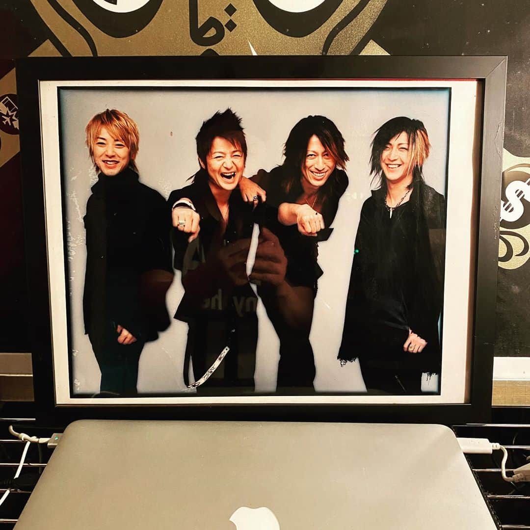 TERUのインスタグラム：「本日、デビュー26周年を無事迎える事が出来ました^_^  23歳でプロの世界に入り、初めの頃は戸惑う事ばかりでしたが、止まる事なくファンのみんなに支えられて来ました。  今はコロナの影響もあり模索し続ける苦しい状況ではありますが、諦める事なく今できる事をやりつつ、未来に繋がる音楽の新しい形の土台作りを楽しみながらやってます。  僕らミュージシャンにもリモートできることがこんなにもあったのか〜！と思える自粛期間。  ウィルスと共存しながら生活していく中で、また新たな発想でエンタメ業界を盛り上げていけるよう、頑張りたいと思います。  しかも今日は東京都を含む5都道県も緊急事態宣言解除を専門家に諮問する方針との事なので、解除に至る基準が満たされていれば、やっと解除という事になりますね。  夕方には安倍総理が記者会見を開くという事なので、とても楽しみです。  さて、そんな日ですが、今夜21時にはGLAYさんのリモートトークが配信されます^_^  司会は徳光和夫さん！  ファンクラブ会員、Gモバなど対象との事なのでお間違い無く^_^  #おうちでみんなでglay」