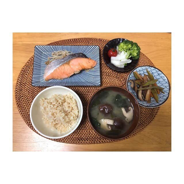 みのり(26)＠東京 ダイエットのインスタグラム：「朝ごはん . . 鮭 大角豆と大根の煮物 ブロッコリー 酢玉ねぎ わかめとほうれん草の味噌汁 玄米ご飯100g . . おはよう！ 今日はお仕事の日だったんだけど、 『勤務調整で休んでいいよ！』って。 . . ( やったー！！！ ) . 勤務表《 年休 》 . . いやいや、 いざというときに使う有給なのに〜😂 . . ま、どうせいつも余るしいっか。 おーやすみだーい💓 . . . ◉ライザップ公認の紹介アンバサダーです。 〜紹介特典で、お安く入会できます〜 . ▶︎全国どの店舗でもOK ▷２週間のトライアルコースもあります(^_^)/ ▶︎カウンセリング予約前にご連絡ください . ◎入会やカウンセリングをお考えの方、 ご質問なども、DM✉️ください。 . ★トレーニング見学もできます★ . 📺RIZAP TVCM出演 🏅RIZAP BMG ファイナリスト2017.2018 . #rizap #ライザップ . #ダイエット #diet #レコーディングダイエット #ダイエッター #公開ダイエット  #朝ごはん #morning #糖質オフ #食べて痩せる #おうちごはん #食べる #糖質制限 #低糖質ダイエット #和食 #クッキングラム #自炊女子 #腸内環境 #食事管理 #栄養 #fitmeal  #cleanmeals  #lowglycemic #玄米 #まごわやさしい #一汁三菜  #酢玉ねぎ #腸活」