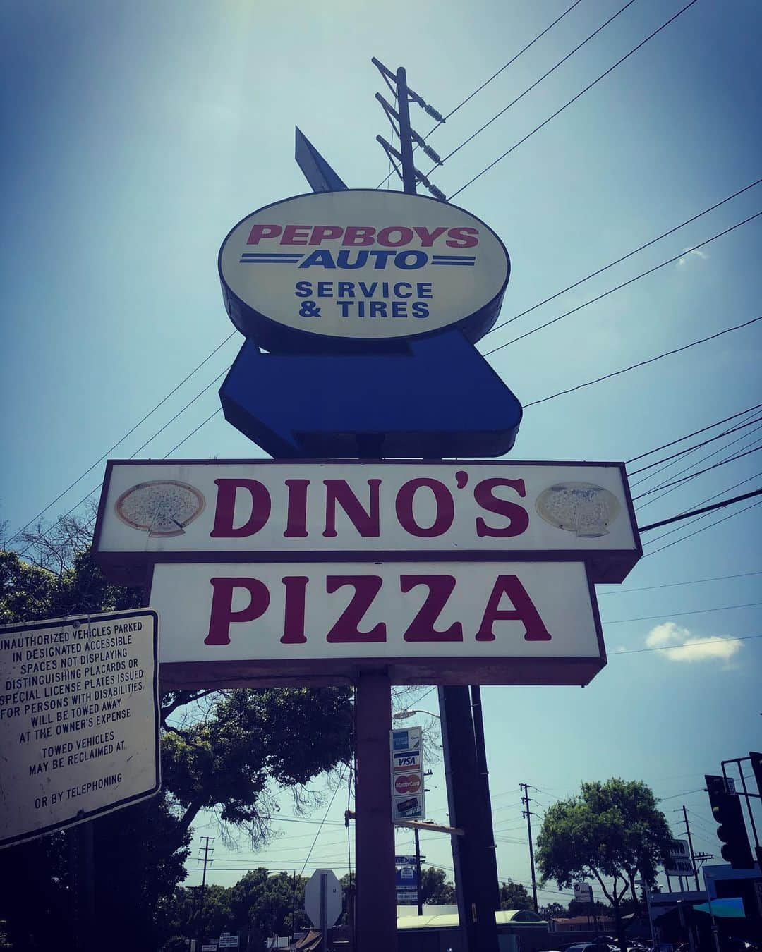 ジョン・ロス・ボウイさんのインスタグラム写真 - (ジョン・ロス・ボウイInstagram)「I’m craving carbs and I need my tires rotated can anybody hook me up? #signgeeks」5月25日 10時01分 - johnrossbowie