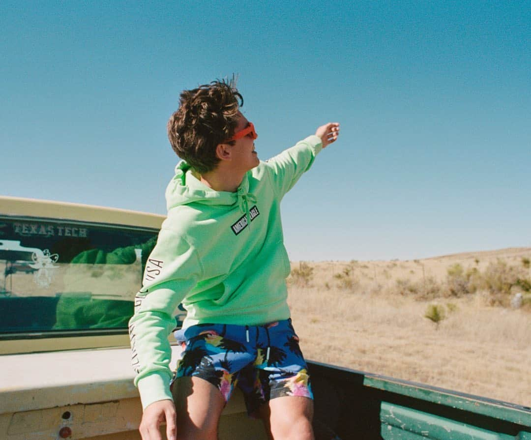 American Eagleさんのインスタグラム写真 - (American EagleInstagram)「We know this #MDW is different than expected, but we’ve got the style inspo for any activity (even if you’re not on a road trip like @calebalvarezz in our summer campaign). Swim trunks and a hoodie are perfect for the couch naps/walks/virtual hangs, too. Head to our stories to tell us what you’re up to this weekend! #AExME」5月25日 10時04分 - americaneagle