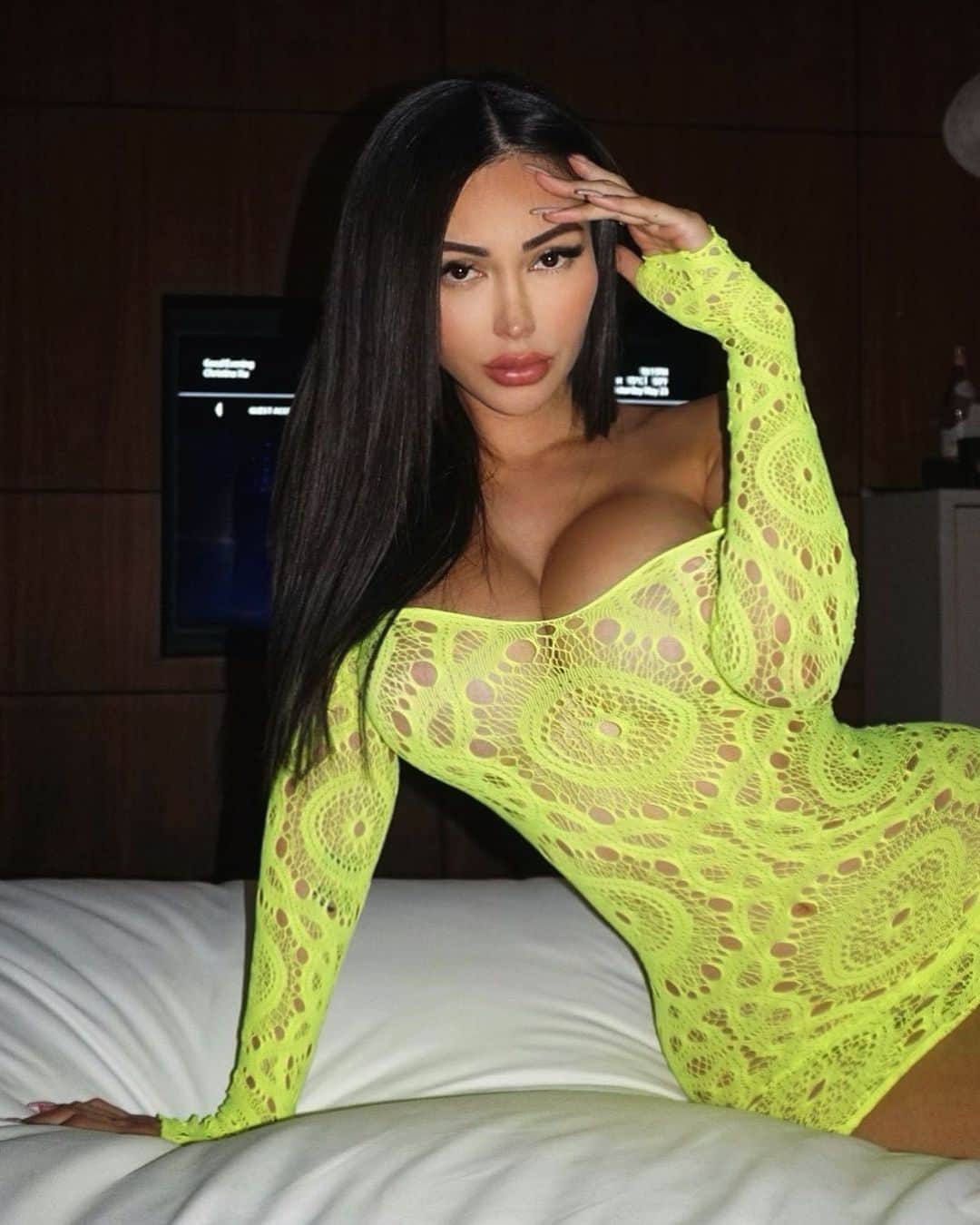 ANNELESE MILTONのインスタグラム：「Stronger than you think 💚@fashionnova fashionnovapartner」