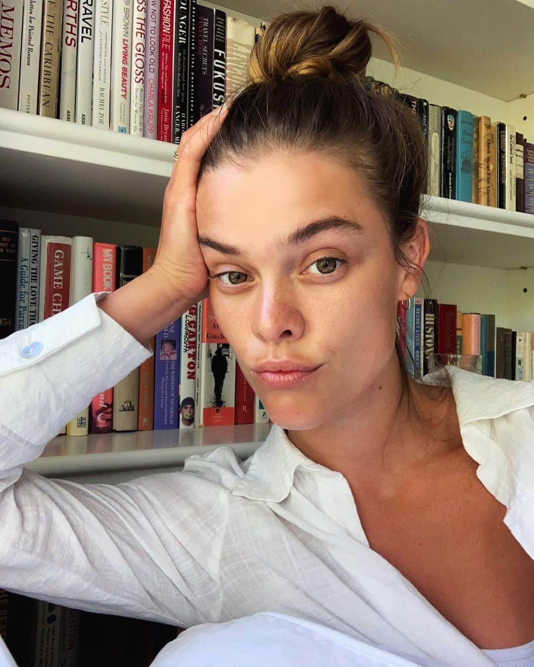 ニーナ・アグダルのインスタグラム：「What are y’all watching? 📺 I’m finishing up #Fauda and trying to figure out what to put on next 👉」