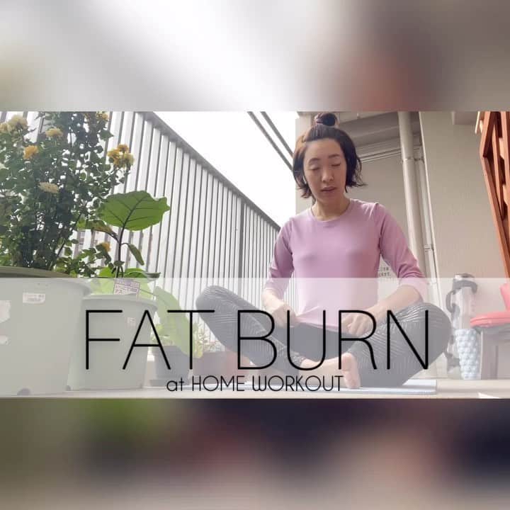 のインスタグラム：「🎥💭 ．  HOME WORKOUT🌞🌈 #家トレ FAT BURN HIIT🔥🔥 ．  詳しくはYouTubeをチェックしてくださいませ✔️✔️🎬(これから載せます) 【phygic】で検索🔎 ． 1種目45sec+15sec休憩×5種目を2周やってみてください！！ 動画は1周分のみなのでまずは1セットから始めてみて下さい🏃‍♀️ ． HIITはね、、みんなでやりたいですね！笑 ． #減量 #食事管理 #ジム #トレーニング  #ダイエット #ボディメイク #筋トレ #自重トレ #自重トレーニング  #ワークアウト #姿勢改善 #ヒップアップ #シェイプアップ #腹筋女子 #O脚改善  #二の腕 #背中美人 #美尻 #gym#training#workout#personaltraining#diet#bodymake  #筋トレ垢さんと繋がりたい  #ダイエット垢さんと繋がりたい  #筋トレ女子  #筋トレ好きと繋がりたい #ダイエット仲間募集中」