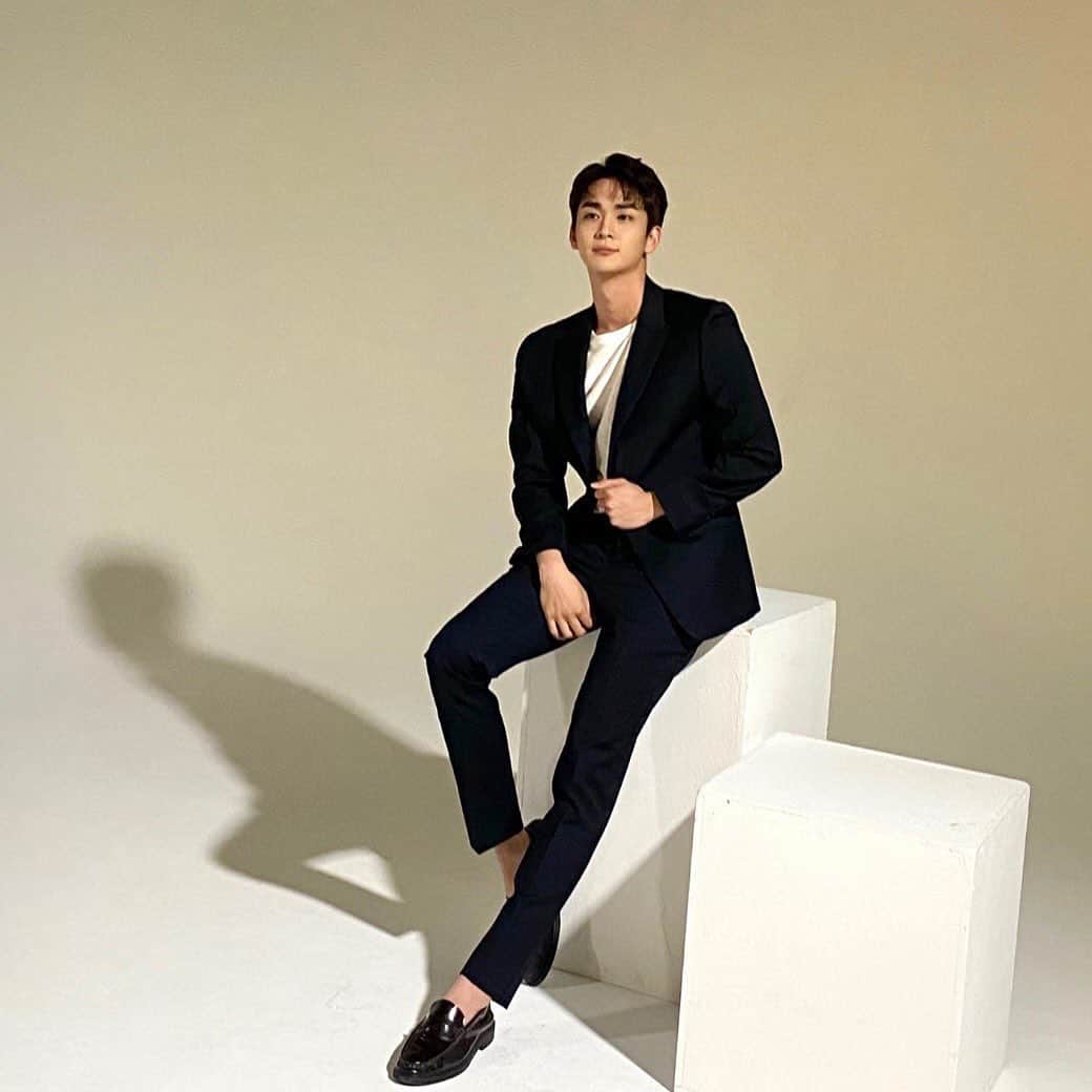 のインスタグラム：「얼마만에 수트  #월요일 #극복 #하자 😇」