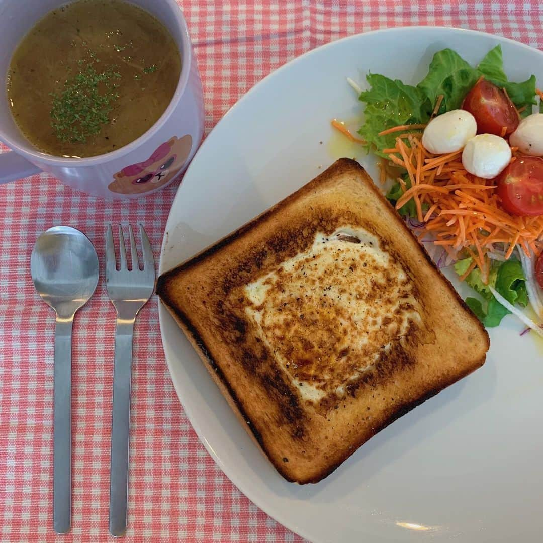 平野友里（ゆり丸）さんのインスタグラム写真 - (平野友里（ゆり丸）Instagram)「🍞 🍥 #クッキングゆりちゃん 🍥  朝ごぱん😋🍳 最近ころころ丸くてちっちゃい モッツァレラチーズだいすきマン🧀 ・ ・ ・  あと新玉ねぎだいすきマン🧅 たまねぎスープおいしくできたよ😘  パンはなんかTikTokで見たやつ🍞 中に卵とチーズとベーコン入ってる🥓 ・ ・ ・ ・  #朝ごはん #朝ごはんプレート #朝ごぱん #朝ごはんパン #トースト #トーストモーニング #トースト大好き #朝ごはん日記 #インスタ映え #フォトジェニック #料理初心者 #料理上手になりたい #女子力向上委員会 #女子力あげたい #女子力向上計画 #ゆり丸 #いいね #いいね歓迎 #いいね返し」5月25日 10時50分 - yurimaruchan___