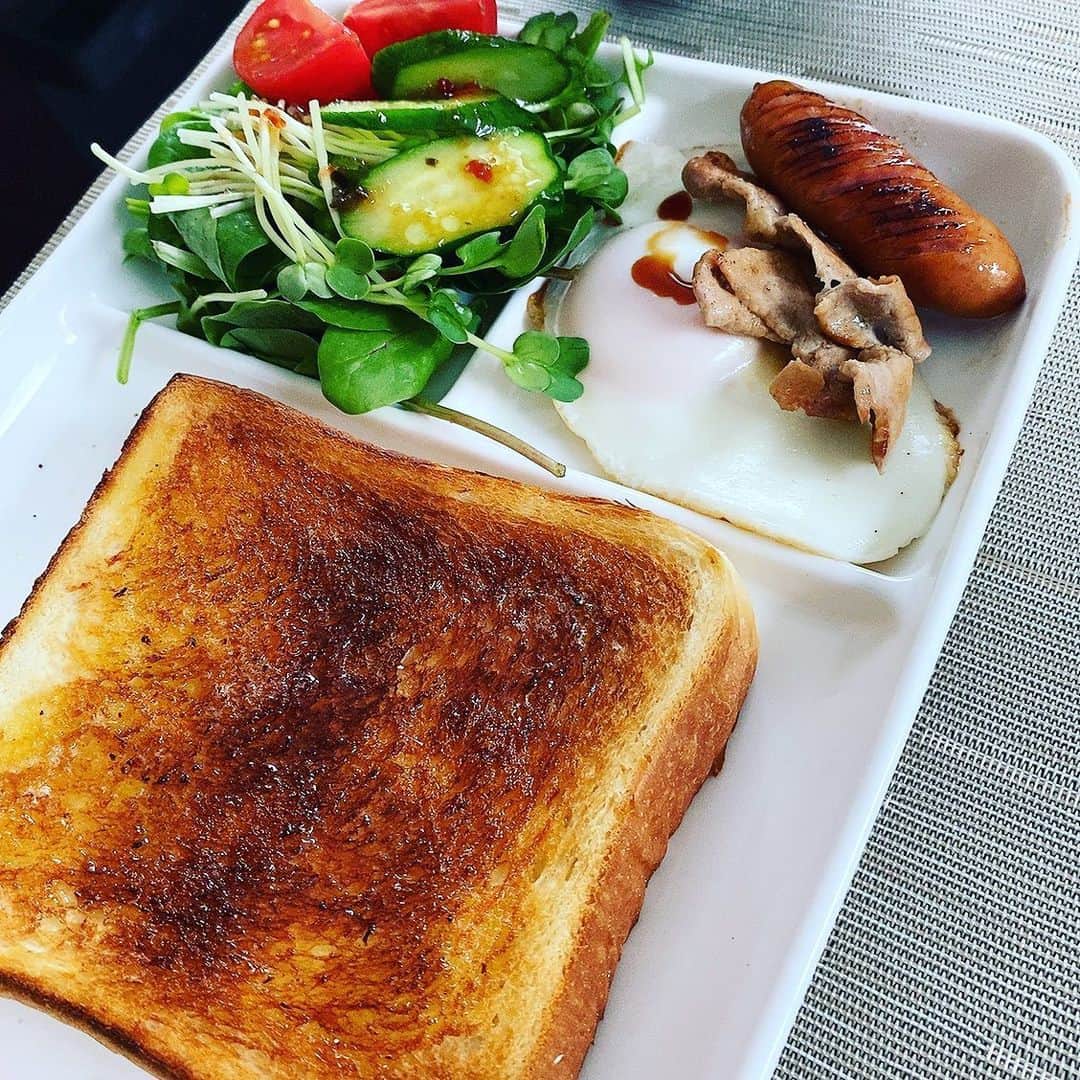 矢部美穂さんのインスタグラム写真 - (矢部美穂Instagram)「今朝も食パンにバターとハチミツ🍯目玉焼き🍳サラダにお肉とウインナー✨そして、野菜たっぷりスープ🥄いただきます😍#おうちご飯 #おうちじかん #朝食#朝食プレート #40代 #矢部みほ」5月25日 10時44分 - miho.yabe.0607