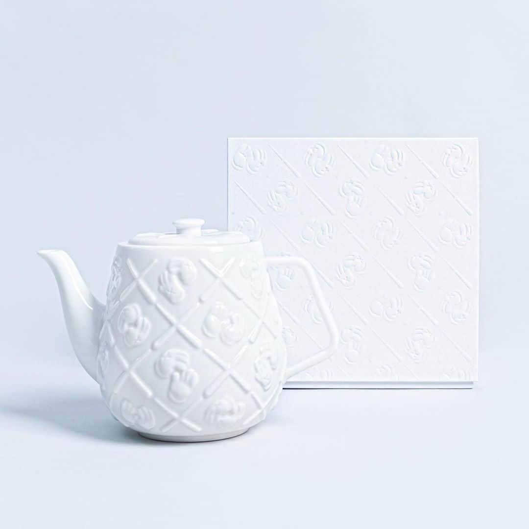KAWSONEさんのインスタグラム写真 - (KAWSONEInstagram)「Tea time!  Order: @ddtstore  May 27th 10:00pm EDT | May 28th 10:00am HKT  Specification: Material: Ceramics Capacity: 800ml Dimensions: H135 x W205 (Handle to spout) x Dia125 mm Edition of 1000 Certificated NFC chip of authenticity  @KAWS #KAWS @arr.allrightsreserved #AllRightsReserved @DDTStore #DDTStore #teapot」5月25日 10時55分 - kaws