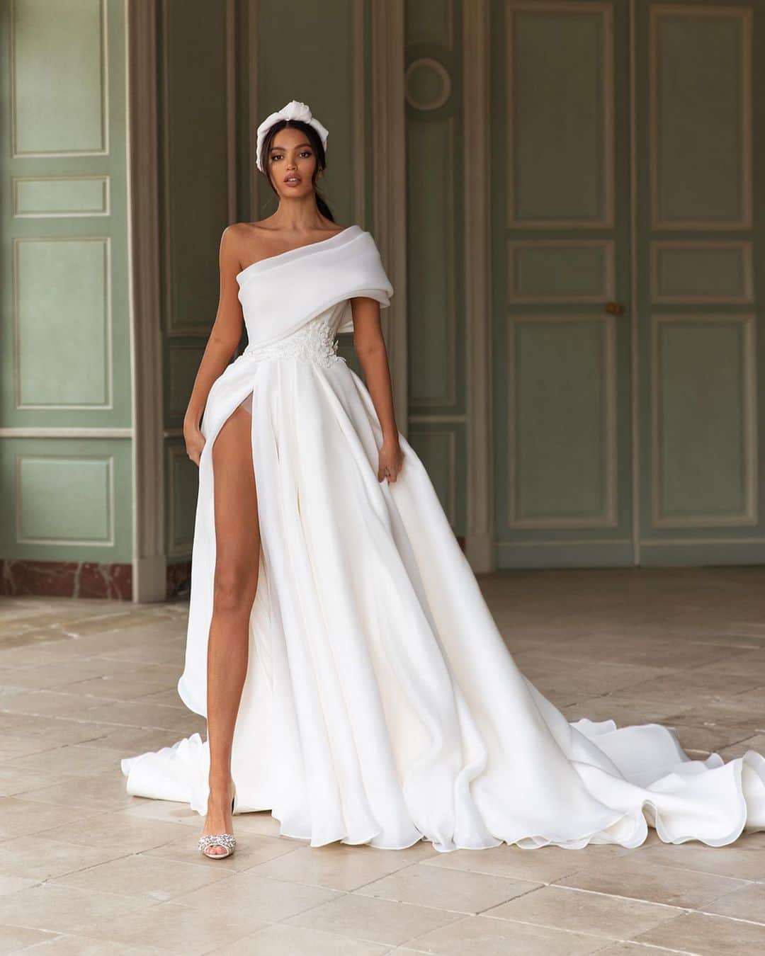 Wedding Lifeのインスタグラム：「@pollardi_fashion_group 😍 ⠀ @pollardi_fashion_group Premium designer wedding images. Luxury as a way of life. For the most exquisite brides. Wedding dress #Pollardi - is an exquisite design, flowing plume, an abundance of handmade embroidery, unique lace of own production. ⠀ @pollardi_fashion_group -  is a status, it's a luxury, it's a way of life. It is a reflection of the bride's inner world, the quintessence of her ideas about the perfect wedding. The luxury and brilliance, the light of the soffits, the bright fireworks on the background of the night sky - this is the wedding which deserves every bride who has chosen our dress. ⠀ #PollardiFashionGroup #Pollardi #weddinggown #bridetobe #instawedding #weddingday #wedding #weddingdress #bridal #bride #fashion #style #fashionable #newyork #london #dubai #paris #istanbul #moscow #sydney #nyc #losangeles #gown #gowndress #eveningdress #miami #hautecouture #couture #moda」