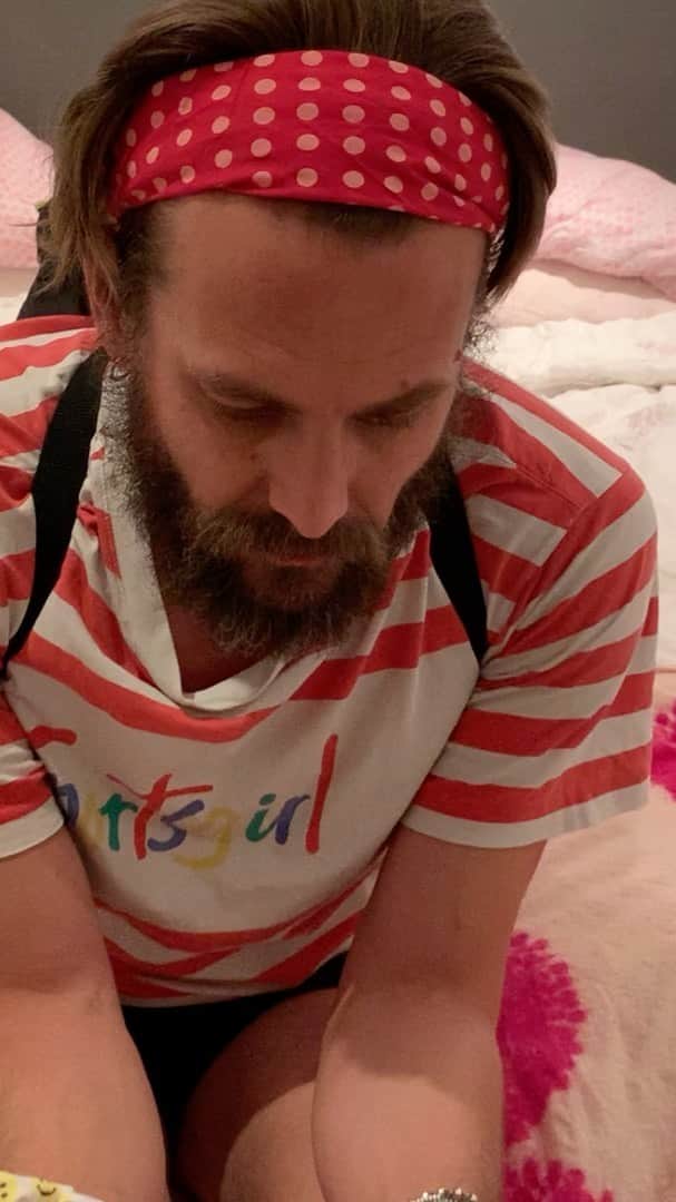 ジャシンダ・バレットのインスタグラム：「This is what happens when you spend too much time inside the house. We’ve been trying on new looks. I was surprised by this one from @iamgabrielmacht at first, but I must say, it’s growing on me. Thoughts? Improvements? Suggestions? Still in the early stages of adaptation so all input is welcome. #vsco #vscogirl #quarantinelife #exploremore @suits_usa」