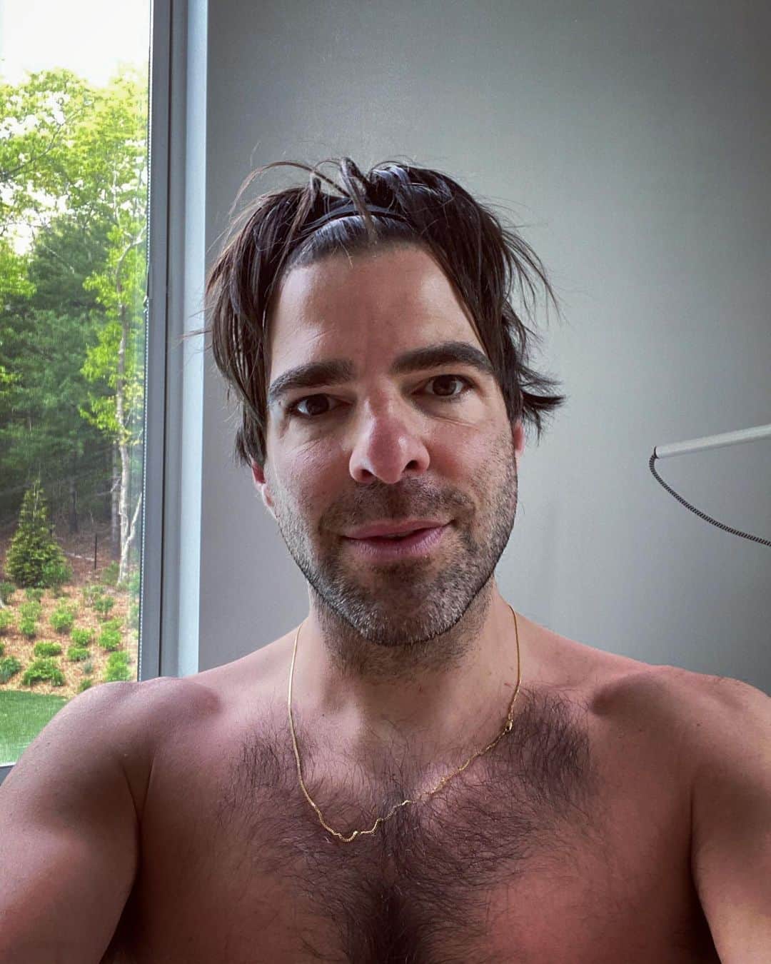 ザカリー・クイントのインスタグラム：「four years sober sun-kissed selfie. grateful for today!」