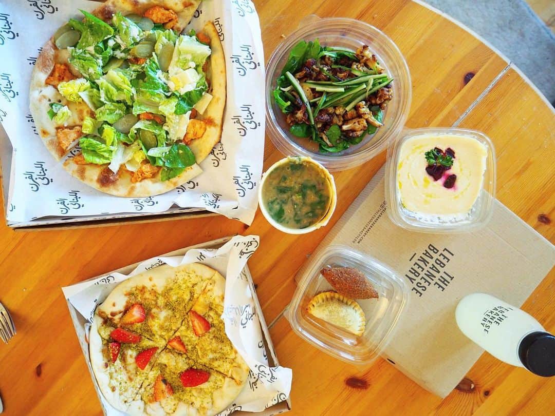 Eat With Steph & Coのインスタグラム：「**light summer meals** @thelebanesebakeryldn some freshly baked Levantine goods 🤤 available on @deliveroo authentic Lebanese food - Manousheh filled with fresh cheeses, meats, and vegetables + sweet Maamouls filled with sweet pastry, dates, pistachios and walnuts. 🥰🥰 🇱🇧 📷: @mchan4b #invited #lebanese #toplondonrestaurants」
