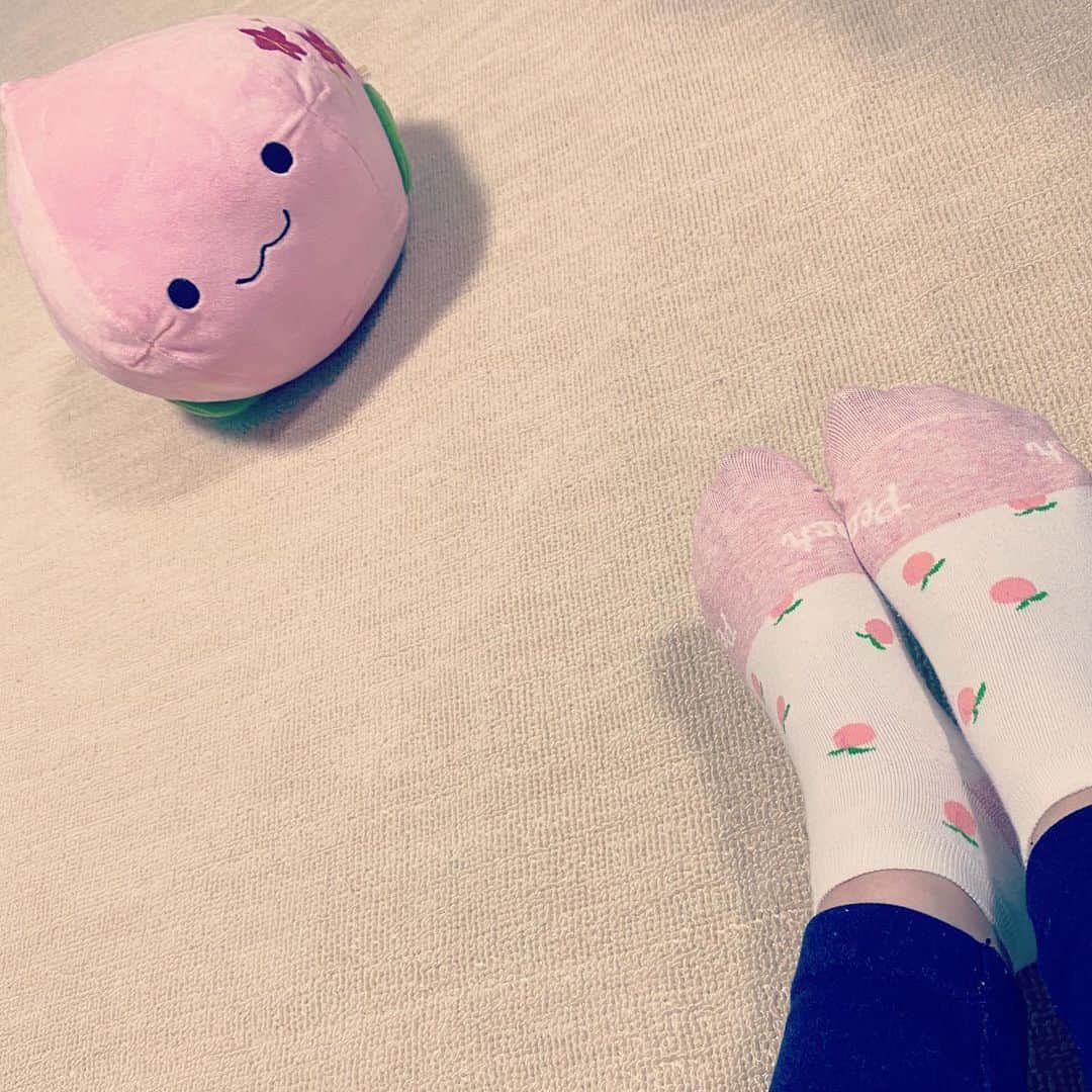 のインスタグラム：「これもお気に入りのくつしたもっち〜(っ´ω`ｃ)🍑 #peach #桃 #MomochiMinami #socks #peaches #おうち時間」