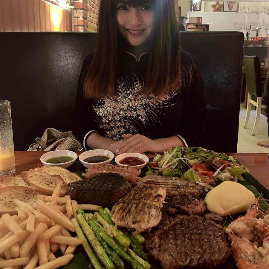 新藤加菜さんのインスタグラム写真 - (新藤加菜Instagram)「. お肉食べたい🥩🍗🥓 *過去picです . #meat #beef #pork #steak #steakdinner #midiunrare #ステーキ #お肉 #お肉大好き #お肉は地球を救う #食べログ #ホイアン #ホイアン旧市街 #vietnam #アオザイ #dinner #グルメ #グルメ好きな人と繋がりたい #tripadvisor」5月25日 2時23分 - kanachailatte