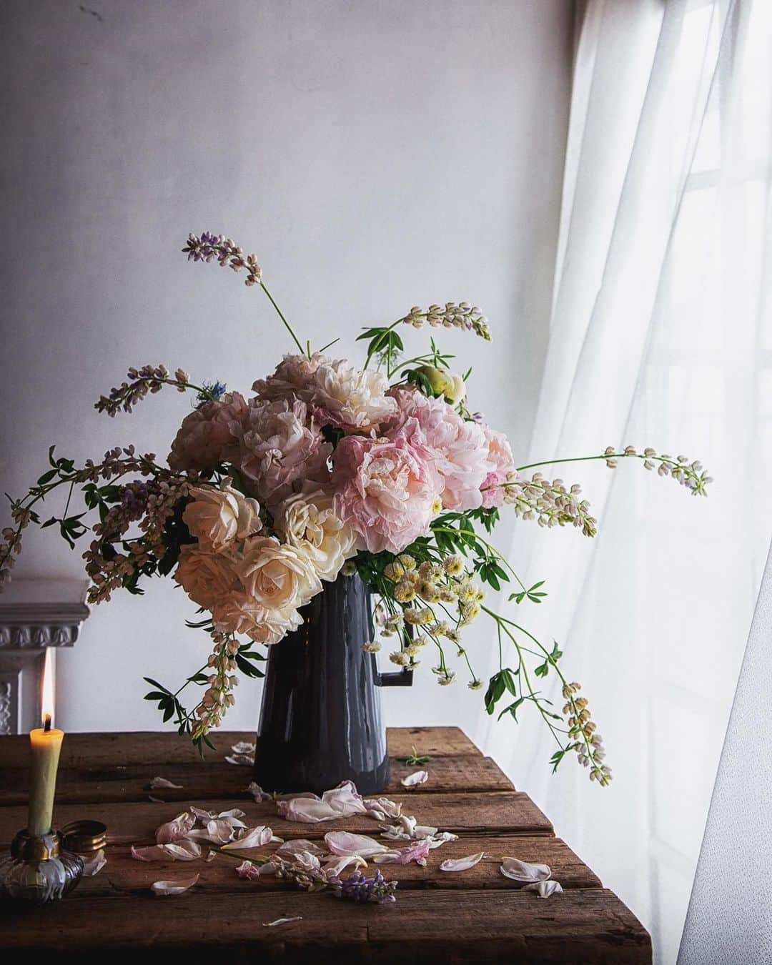 柳澤麻衣のインスタグラム：「Pink peony is really lifts me up. Have a lovely Sunday evening. . 全ての地域で緊急事態宣言解除ですね。 . 予防対策など気を抜かずに継続で頑張りたいです。」