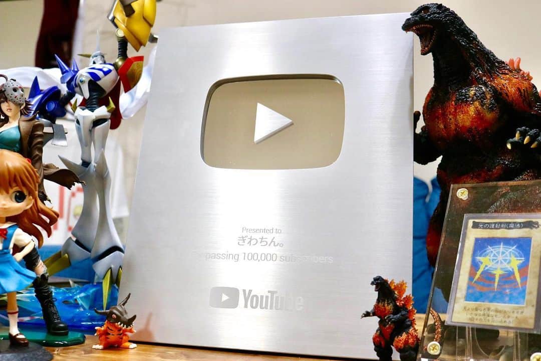 のインスタグラム：「チャンネル登録者数11万人😭  適当にやり始めたYouTube… 本当にやってよかったなとしみじみ思ってます。  自分1人でやってきたようで、いろんな人たちに支えられてここまでやってこれました(まだまだ地下だけど)  ゴジラや遊戯王やデジモンといったコンテンツパワー・そのファンの方たちの熱量の凄さを改めて実感します。  そして視聴者のみんなには感謝しかない。  ありがとうございます。  これからも公式に怒られない程度に好きなことをし続けます✨  #YouTuber #ユーチューバー #銀の盾 #ゴジラ #godZilla #遊戯王 #デジモン #エヴァンゲリオン #ぎわちん」