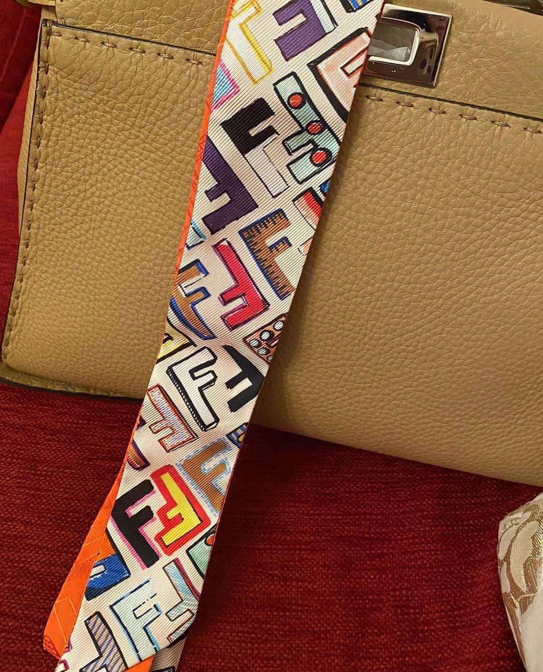 越野矢素子さんのインスタグラム写真 - (越野矢素子Instagram)「FENDIのツイリー買ってた事思い出してこんな夜中に巻いてみた😂 巻き方あってるんかな？🤣こーいうの苦手です💦 えっちゃんに明後日巻いてもらお😆 @madametsuko0126  寝ます💖おやすみなさい😘 #フェンディ#フェンディバッグ #ツイリー」5月25日 2時37分 - loversyaso
