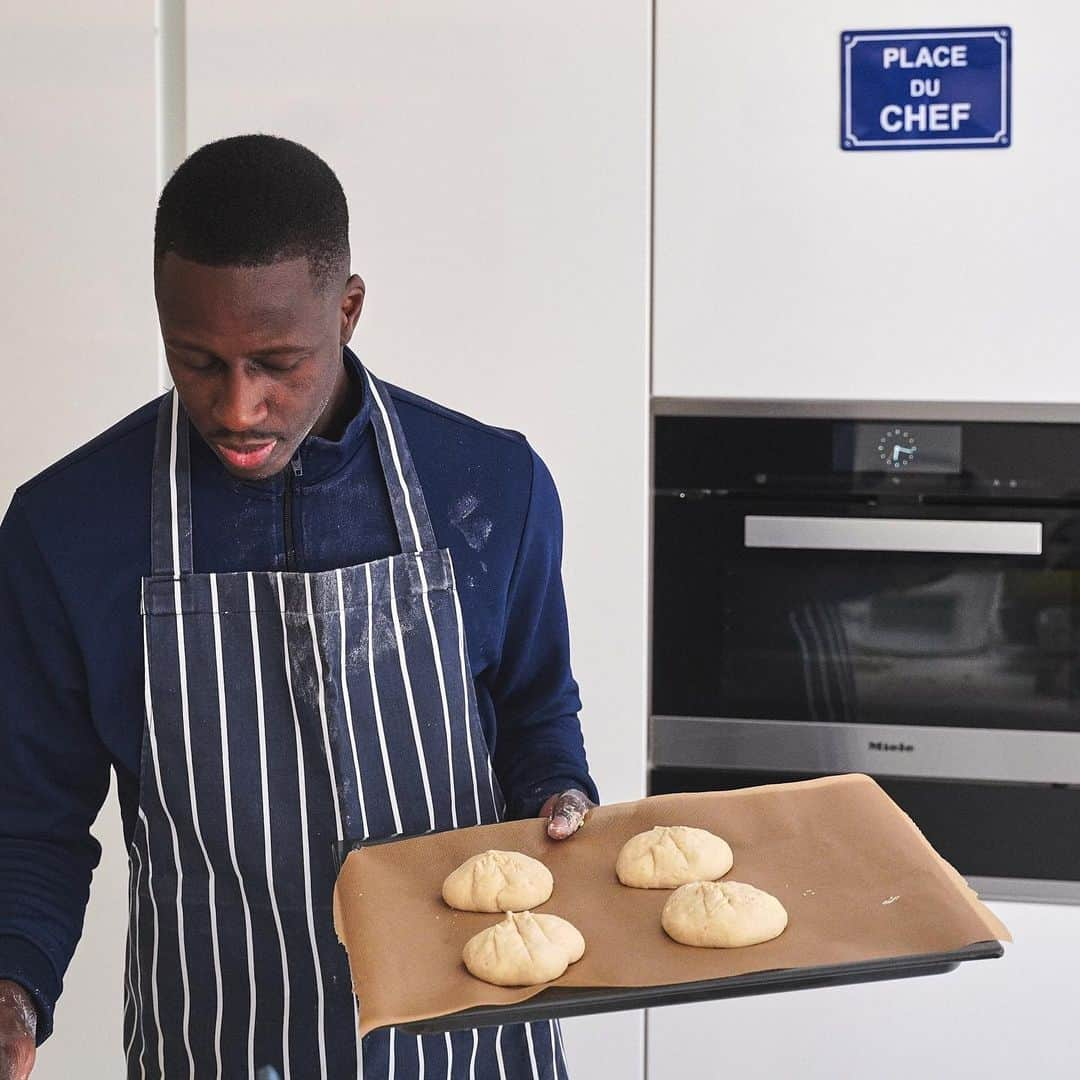 バンジャマン・メンディさんのインスタグラム写真 - (バンジャマン・メンディInstagram)「Teaching @chefinho85 how to make bread for Eïd 👀😂... See the result yourself 🍞😍 #eidmubarak」5月25日 2時49分 - benmendy23