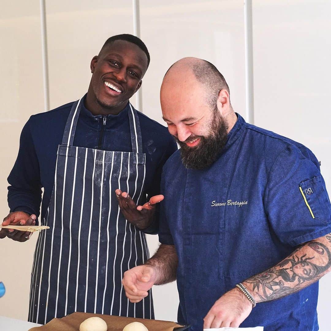 バンジャマン・メンディのインスタグラム：「Teaching @chefinho85 how to make bread for Eïd 👀😂... See the result yourself 🍞😍 #eidmubarak」