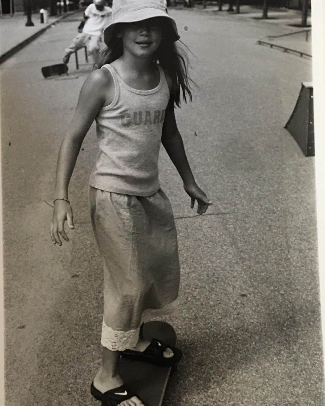 マチルダ・ルッツのインスタグラム：「Gonna e ciabatte... skateboarding in style  #minime #skateboarding」