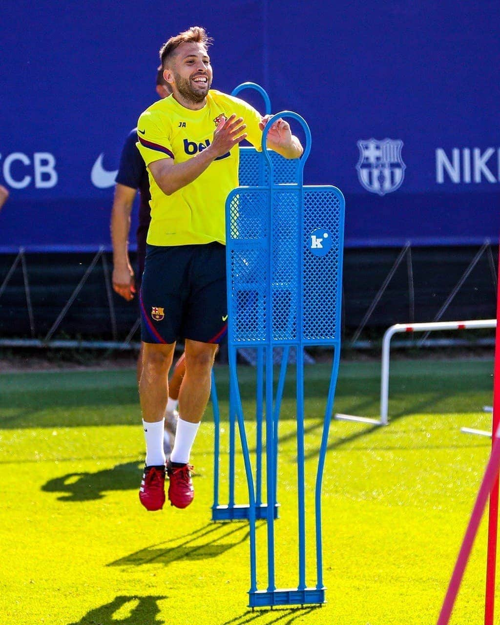 FCバルセロナさんのインスタグラム写真 - (FCバルセロナInstagram)「JUMP 🪂」5月25日 2時48分 - fcbarcelona