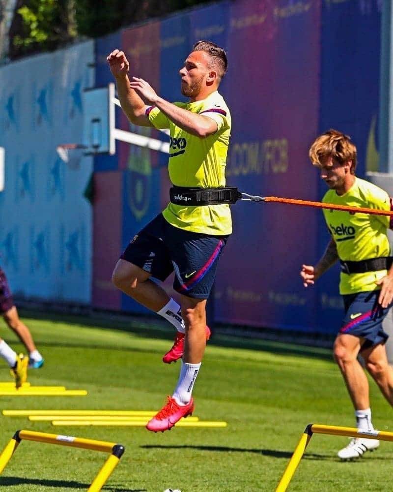 FCバルセロナさんのインスタグラム写真 - (FCバルセロナInstagram)「JUMP 🪂」5月25日 2時48分 - fcbarcelona