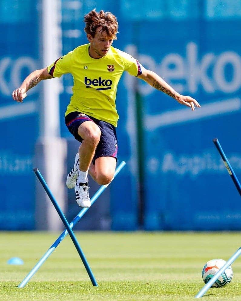 FCバルセロナさんのインスタグラム写真 - (FCバルセロナInstagram)「JUMP 🪂」5月25日 2時48分 - fcbarcelona