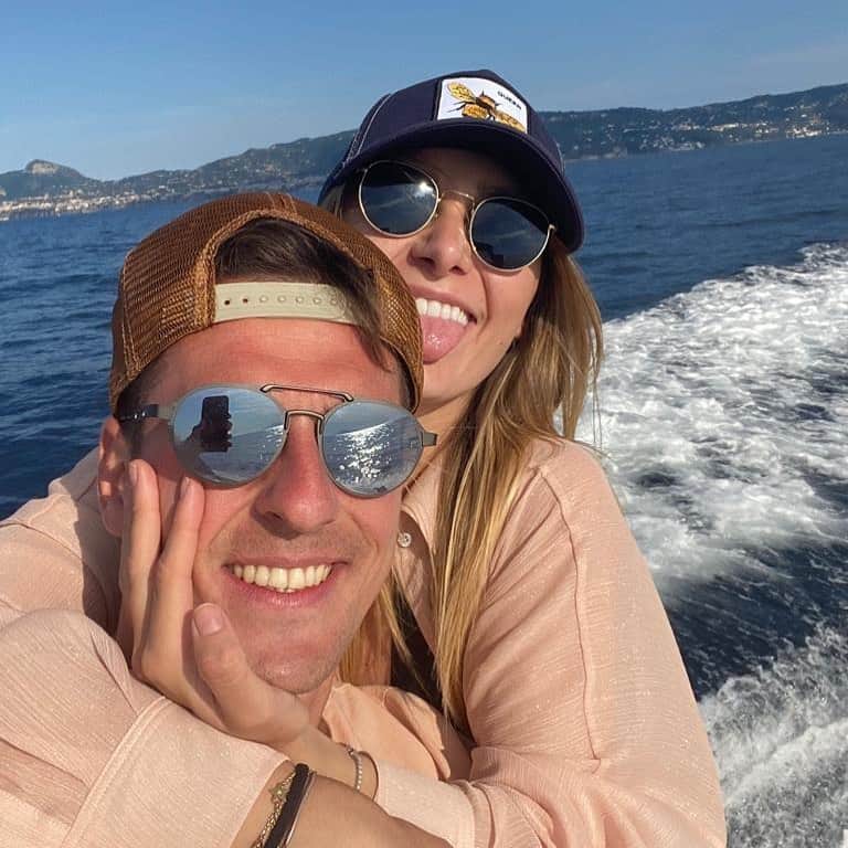 アルカディウシュ・ミリクのインスタグラム：「Giorno di riposo, finalmente un po’ di aria, sole e... @jessica_ziolek ❤️🥰 Day off, finally air, sun and... @jessica_ziolek 🥰  Chwila odpoczynku. Nareszcie powietrze, Słońce i... @jessica_ziolek ❤️ #amalficoast」