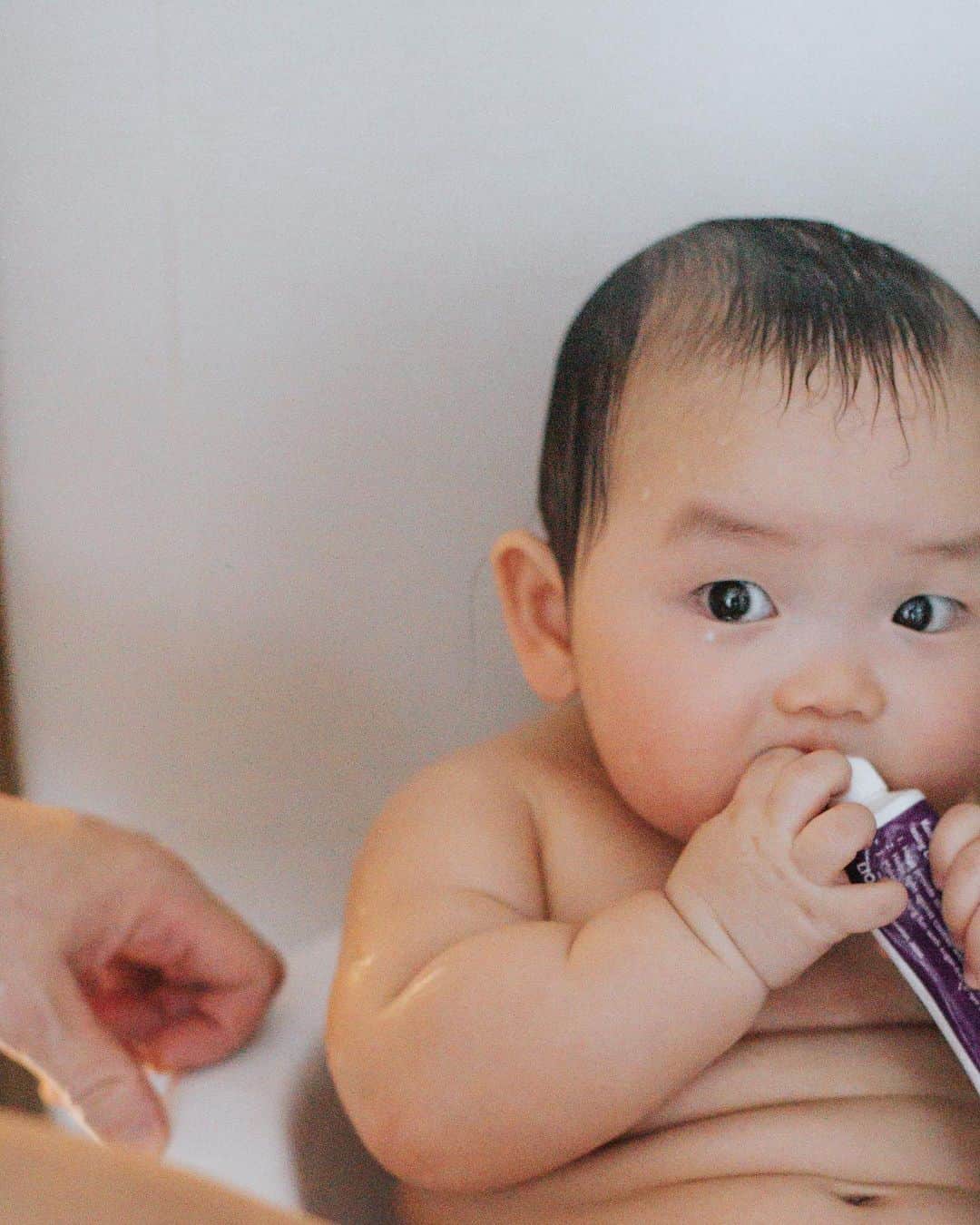 MOMOツインズのインスタグラム：「8 months old. How quickly time has gone. You work so hard on crawling now and love to explore and nibble everything in your way. You enjoy all your purées but do not care for pumpkin. You are always learning and almost always smiling. Your laugh melts our hearts every time and those cute little eyes of yours are always filled with so much wonder and excitement. Just like your sisters, bath time is your favourite time of the day. We love you so much and enjoy every bit of you now! ❤️」