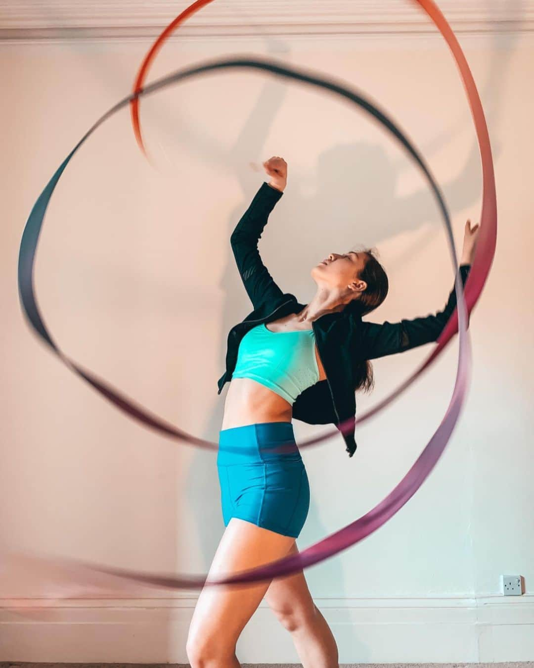 リン・ハッチソンさんのインスタグラム写真 - (リン・ハッチソンInstagram)「Getting used to the training at home life 🌈 #rhythmicgymnastics #gymnastsathome #staystrong #stayactive」5月25日 3時08分 - lynnekarinahutch