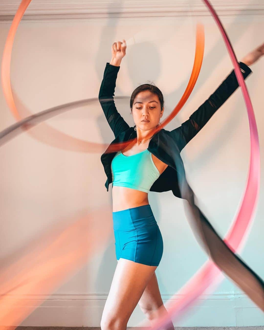 リン・ハッチソンのインスタグラム：「Getting used to the training at home life 🌈 #rhythmicgymnastics #gymnastsathome #staystrong #stayactive」