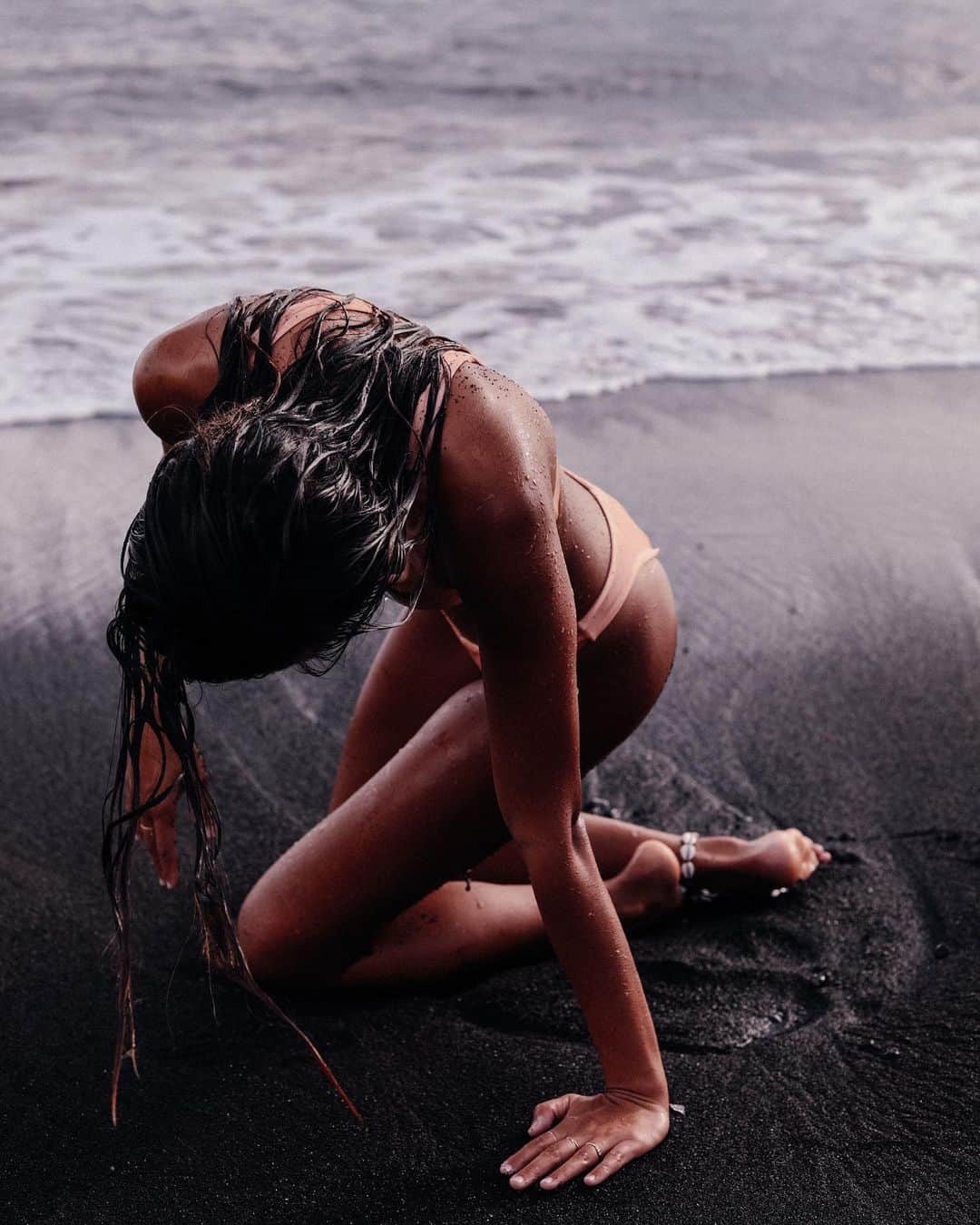 マリア・マーフィーさんのインスタグラム写真 - (マリア・マーフィーInstagram)「Black sand beaches❤️ @brooklynhawaii」5月25日 3時17分 - maliamurphey
