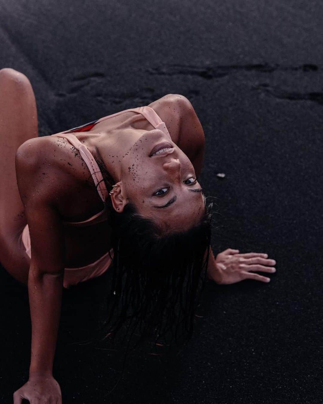 マリア・マーフィーのインスタグラム：「Black sand beaches❤️ @brooklynhawaii」