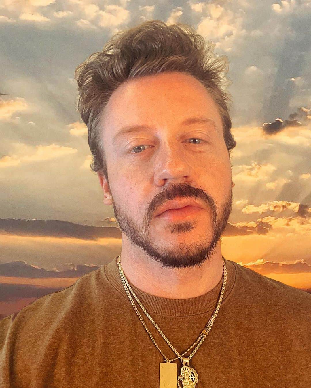 マックルモアーのインスタグラム：「🚨INSTAGRAM GLAM/CLOUT HACK🚨Step 1: Take a selfie when you wake up.  Make sure you get that good angle with the strong jawline and slightly accentuated bottom lip for volume. Step 2: Get one of those photo apps that you can insert a fake sky background.  Throw that digital sunset behind you and turn your bathroom wall into a #blessed skyline that proves to all your followers that your city is better than theirs AND you appreciate nature.  Step 3:  Pick a filter that is going to give you the best tan/glow while taking 3-7 years of life off your actual face.  Step 4: Tag a famous photographer.  Pretending and clout seeking go hand in hand.  Pretend you have a friendship or better yet a working relationship with said photographer.  If they call you out publicly, great!  The internet loves the drams.  Stir some shit up!  And lastly, make SURE to always hashtag!  #blessed #quarantine #instagood #charlamagne #model #catsofinstagram #dogsofinstagram #bestoftheday 📷 : @david_lachapelle .  You’re welcome.  Happy #sunday」