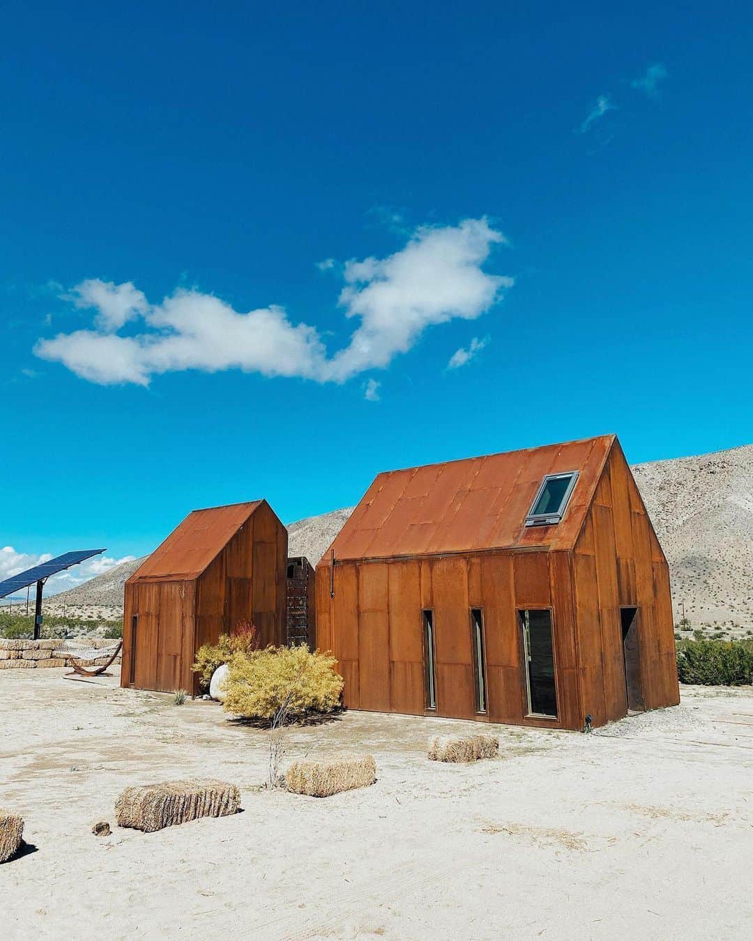 カレントエリオットのインスタグラム：「desert digs / 📷 @jessie.li._」