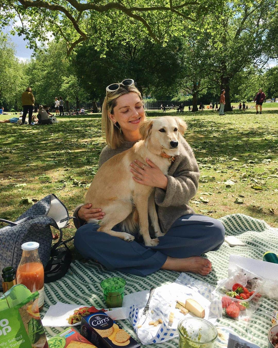 Estée Lalondeのインスタグラム：「Keeping our distance 🌞 🐾 🍾 🐕 👸🏼」